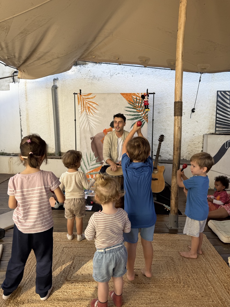 Parent et enfant partageant un moment musical joyeux