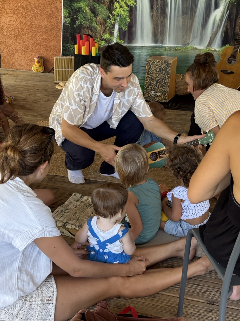 Enfant jouant du ukulélé lors d'un atelier TamTam Croco à La Réunion