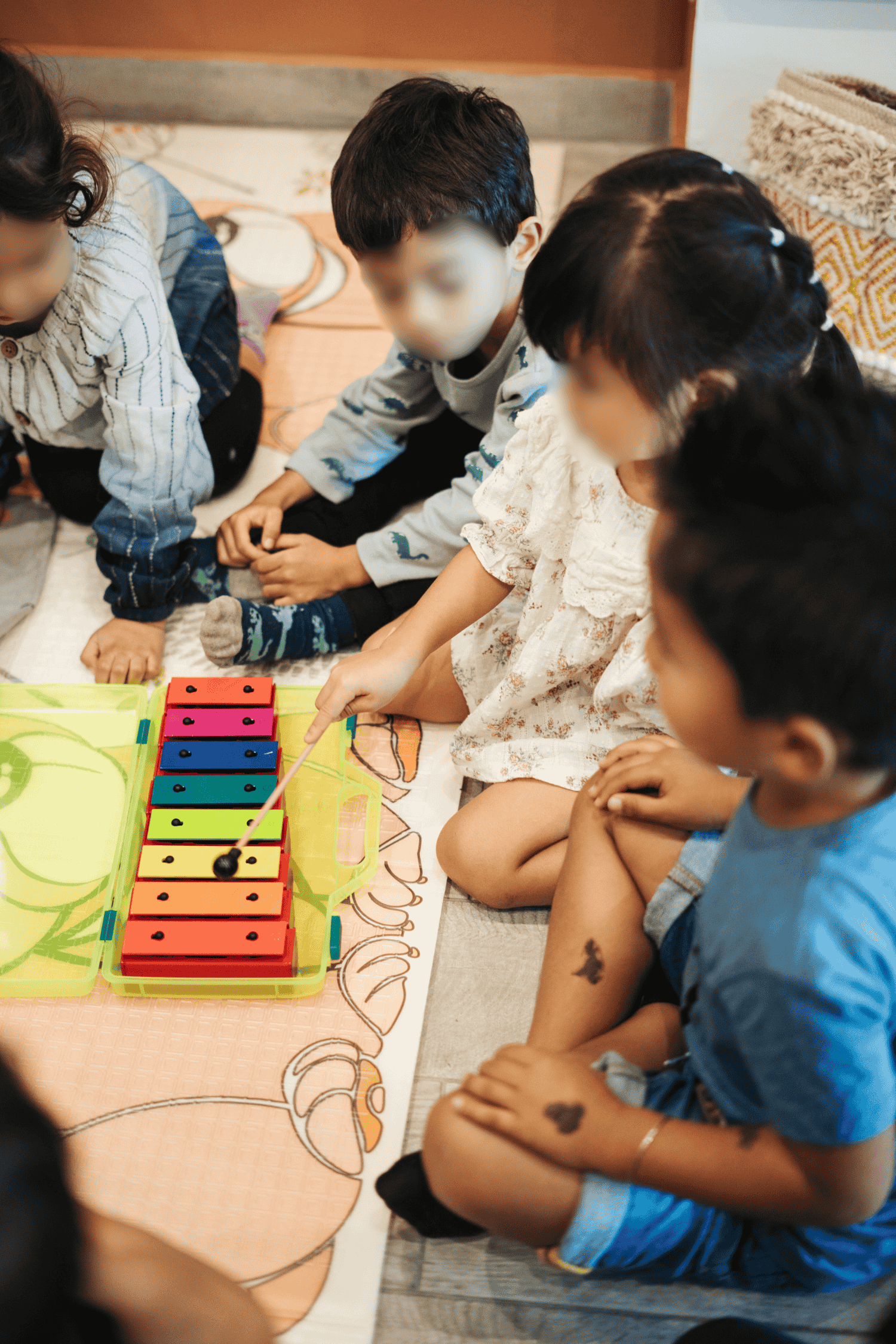 Enfant jouant du xylophone lors d'un atelier TamTam Croco à La Réunion
