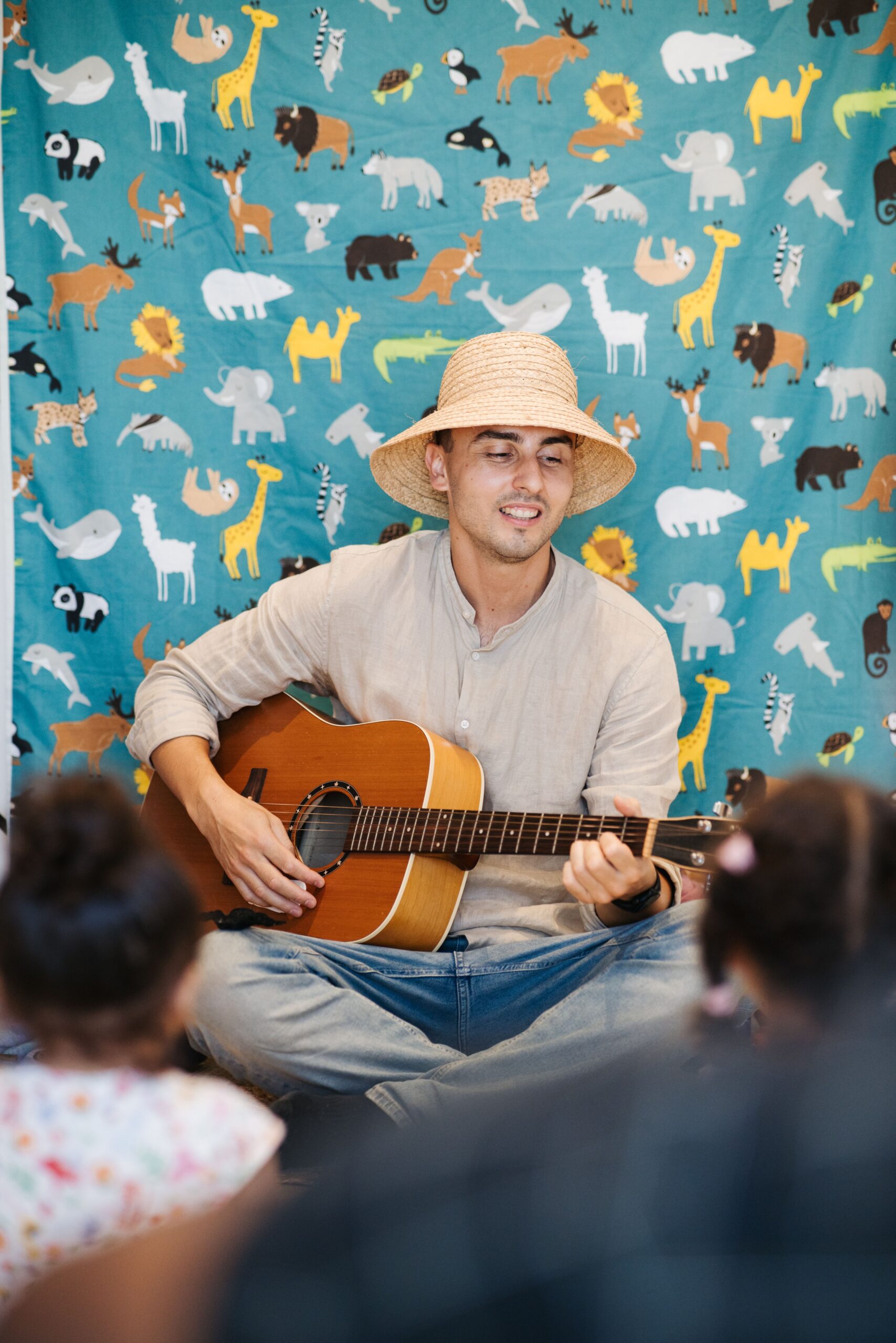 Enfant jouant du djembé lors d'un atelier d'éveil musical