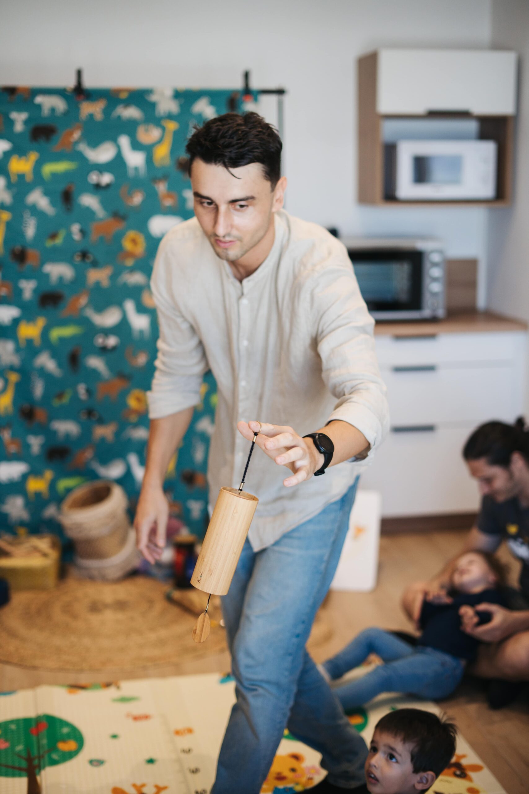 Atelier d'éveil musical avec des instruments créoles