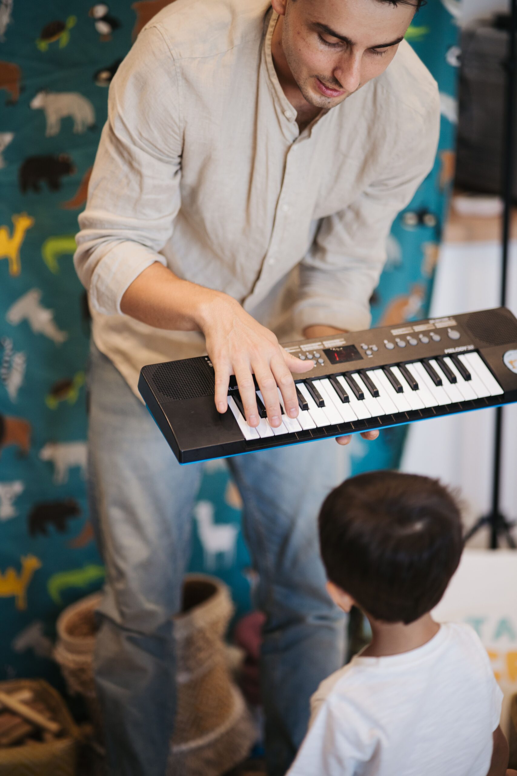 Enfants et parents lors d'un atelier musical à La Réunion