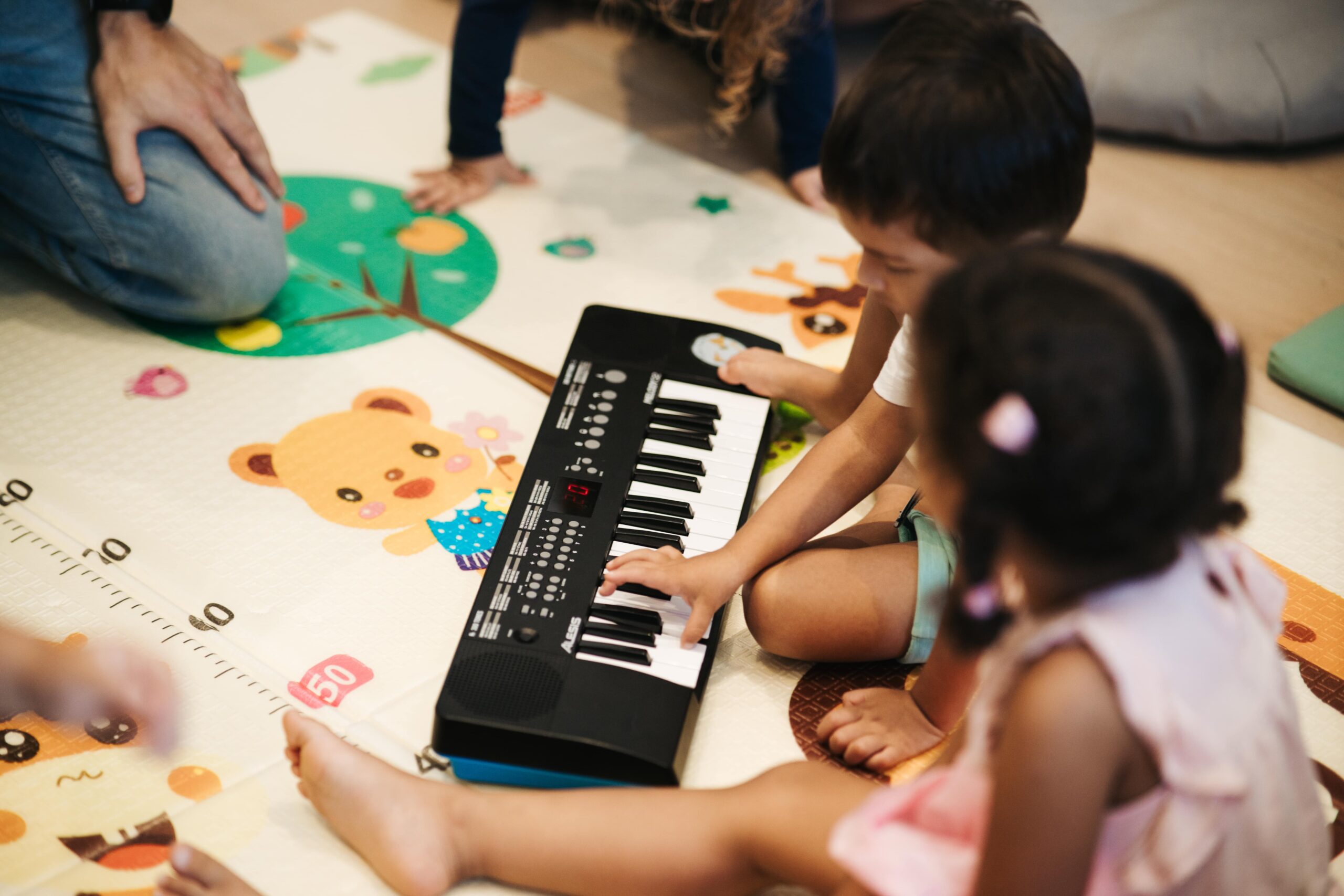 Enfant qui chante lors d'un atelier d'éveil musical
